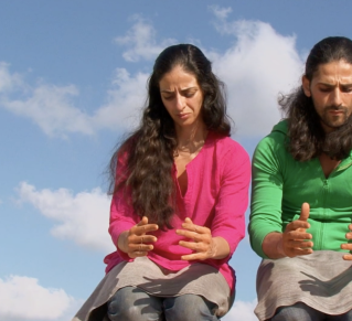 Selma et Sofiane Ouissi en train de faire de mimer des geste de poterie
