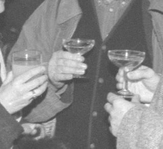 Photo prise lors de l'inauguration de la Galerie Art & Essai à l’occasion de l’exposition « Artistes au travail », le mercredi 13 mars 1985 © Photographie issue du fonds d’archives de la Galerie Art & Essai (Documentation du Frac Bretagne), on y voit trois personnes trinquer avec des verres dans la main.s. Photo : DR