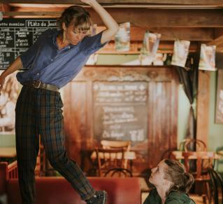 Pauline et Nolwenn dansent dans un bar breton