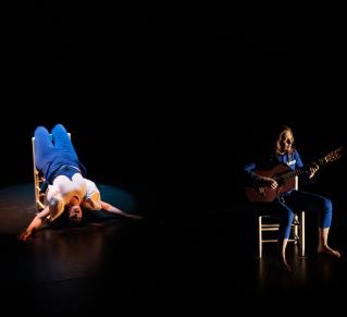Une danseuse et une guitariste sur scène