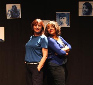 Les deux comédiennes, dos à dos, regardent vers l'objectif. Derrière elles, sur un fond noir, des portraits de femmes illustres.