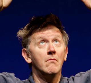 Jos Houben tient un chapeau au dessus de sa tête