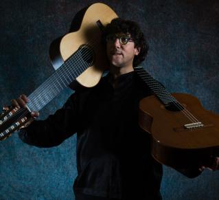 Olivier Pelmoine porte deux guitares