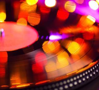 Vinyle sur un tourne disque dans une lumière coloré