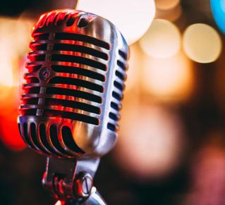 Microphone entouré de lumières