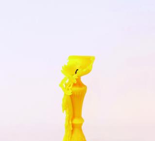 Une bougie de cire jaune éteinte par l'artiste Thomas Tudoux