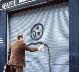 Personne entrain de graffer