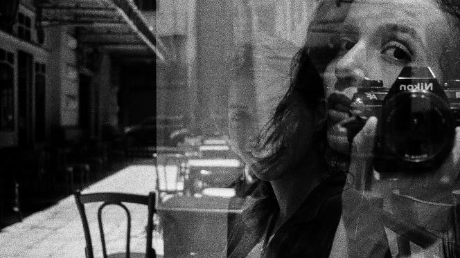 deux photos en noir et blanc superposées : l'une montre un visage proche en autoportrait, l'autre une table en terrasse au soleil