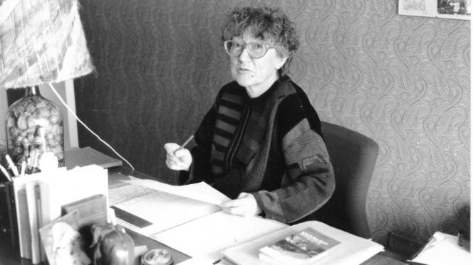 Colette Cosnier à son bureau