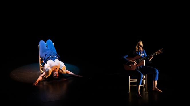 Une danseuse et une guitariste sur scène