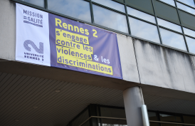 bâche sur le batiment présidence Rennes 2 s'engage contre les violences et les discriminations