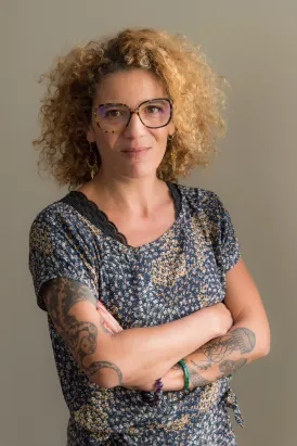 Portrait de Elsa Dorlin se croisant les bras