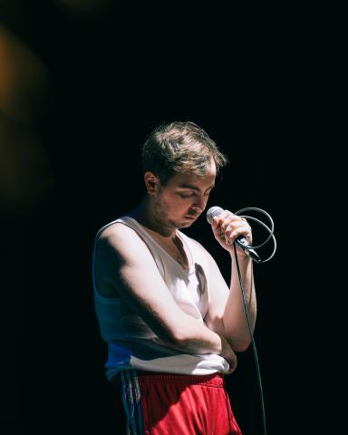 Portrait de Lucas Rahon sur scène © Chloé Signès