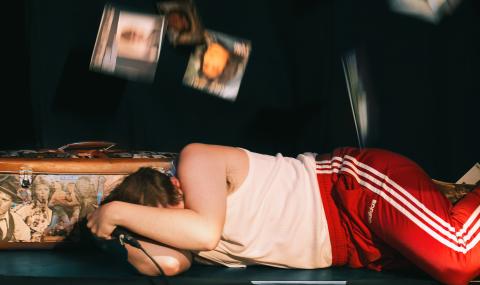 Lucas Rahon sur scène avec des photos d'icones en fond