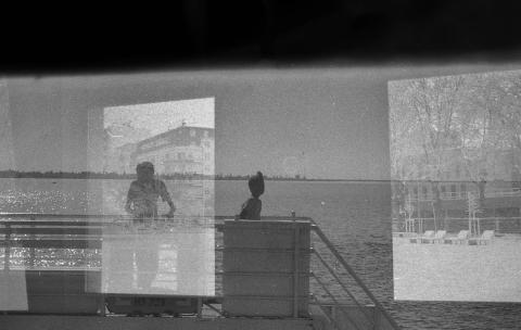 deux photos en noir et blanc superposées 