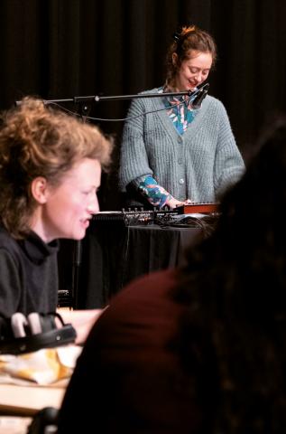 Photo des membres de la Compagnie L'Ernestine en cours de performance