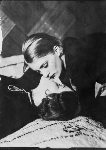 Lee Miller embrassant une femme