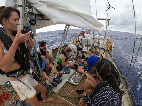 L'équipage du projet Exxpedition à bord d'un voilier