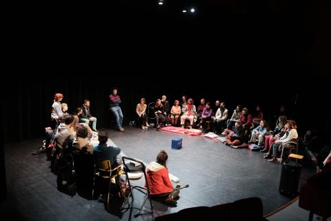 Photo prise lors d'une sortie de résdience du spectacle "Métisséo" on y voit le public sur scène en cercle