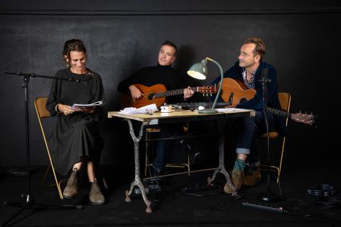 Visuel a vos amours, on y voit les trois artistes autour d'une table en train de performer lors d'une répétition