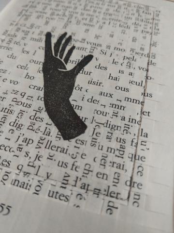 Illustration en noir et blanc représentant une silouhette dune main noire, paume ouverte, les doigts écartés, supéerposée à un fond de fragements de textes imprimés, découpés, parfois effacés et assemblé en collage.