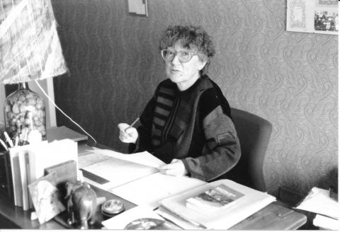 Colette Cosnier derrière son bureau