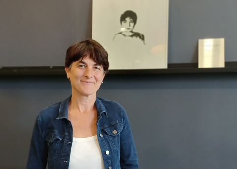 Patricia Godard sous la gravure représentant Colette Cosnier de Sophie Degano, dans la BU centrale (campus Villejean).