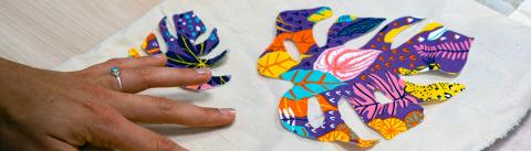 Vue d'une main sur un tissu coloré