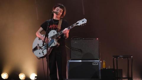 Isia-Lou à la guitare et au chant lors de sa résidence au 4 bis