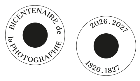 logo du bicentenaire de la photographie. Deux yeux dessinés en noir et blanc avec écrit :  "Bicentenaire de la photographie" sur un l'oeil gauche, "2026-2027 1826-1827" sur l'oeil droit