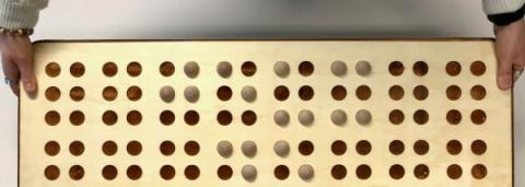 Photo du jeux de main, un jeu en bois, permettant l'apprentissage du braille