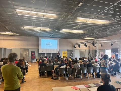 Photo prise lors des Journées réseaux scènes, on y voit une salle remplie d'étudiants et étudiantes écoutant une intervenante