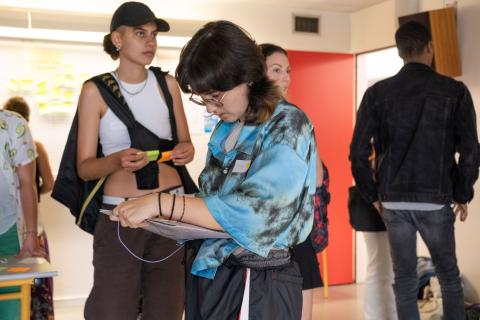 Une personne prend des notes