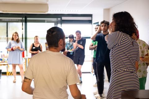 Marion et Emmanuel discutant avec le groupe
