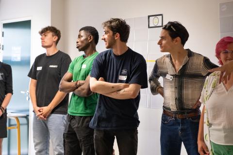 Des étudiants écoutent l'Agence Sensible