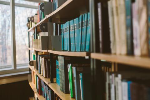 Rangées de livres dans une bibliothèque