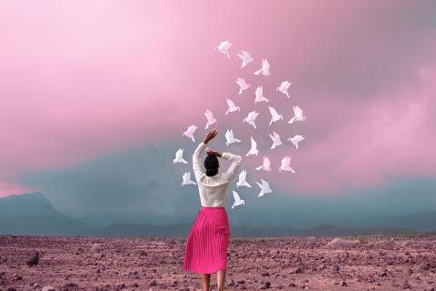 Photographie de Fares Micue Femme et oiseaux face au ciel