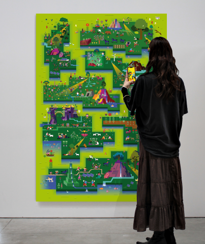 Visuel de BlockSmog, on y voit une personne qui joue sur son téléphone au jeu intéractif qui compose l'exposition, elle se trouve devant une des fresques