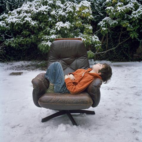 Jonathan, sur un fauteuil dans la neige
