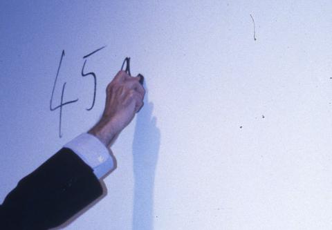 Pierre Restany lors de l’inauguration de l’exposition « Pierre Restany en Italie : parcours d’un critique d’art », 17 novembre 1998 en train d'écrire © Archives de la critique d’art