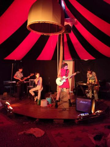 photo de la compagnie l'Onde sous un chapiteau, en répétition