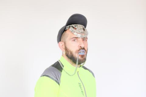 Personne avec des bijoux sur le visage