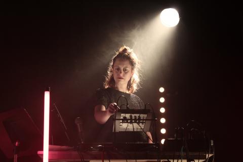 Marie-Laure Picard jouant de la musique