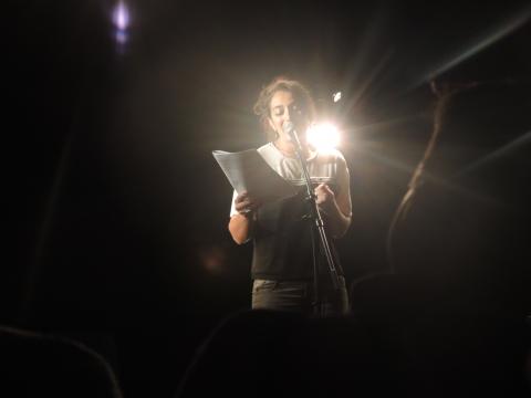 Chloé Maniscalco lisant un texte au micro