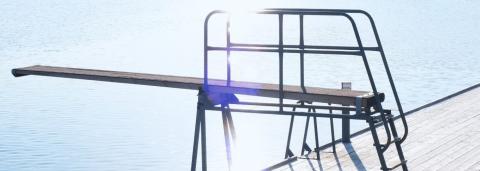 Photo de Clémentine d'un plongeoir extérieur au bord de l'eau, au soleil