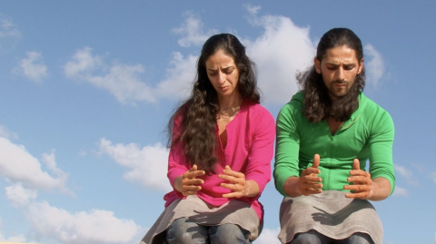 Selma et Sofiane Ouissi en train de faire de mimer des geste de poterie 