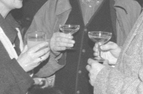 Photo prise lors de l'inauguration de la Galerie Art & Essai à l’occasion de l’exposition « Artistes au travail », le mercredi 13 mars 1985 © Photographie issue du fonds d’archives de la Galerie Art & Essai (Documentation du Frac Bretagne), on y voit trois personnes trinquer avec des verres dans la main.s. Photo : DR