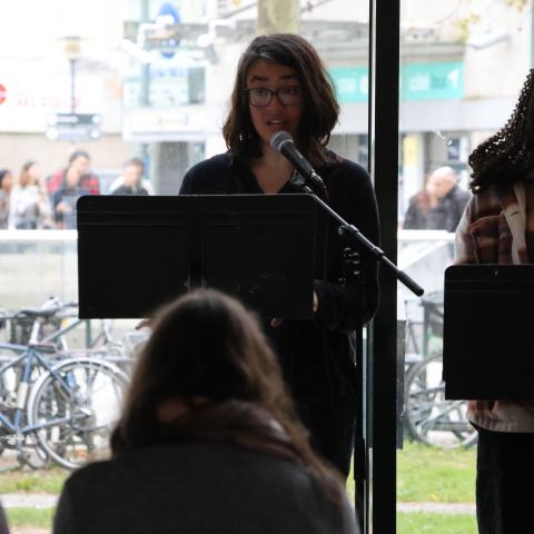 Elsa Amsallem, marraine du concours "Faites court !" 2026, lisant les textes lauréats