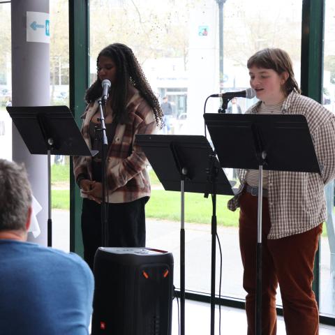 Lecture de textes par Nikita Pikientio et Élise Bertaud, étudiantes à l'Université Rennes 2 lors de la remise de prix du concours "Faites court !" 2026