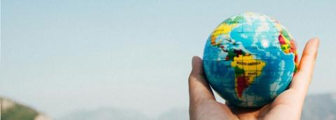 visuel avec un globe dans une main